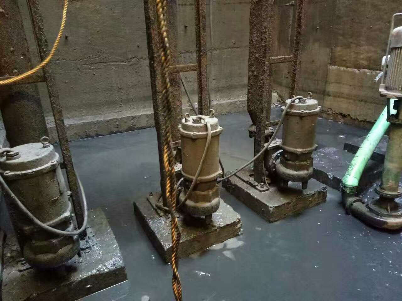 富平污水池清理